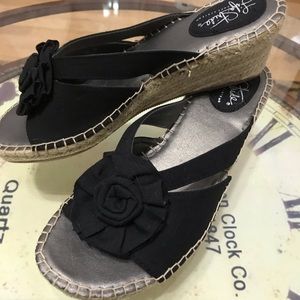 Life Stride Black Flower Espadrille Sandals NEW 9